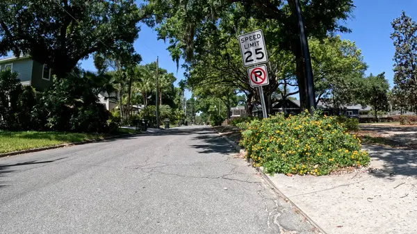 Lakeland, Fla USA - 04: 17: Florida Mahallesi Eski Ev ve Güzel Mavi Gökyüzü