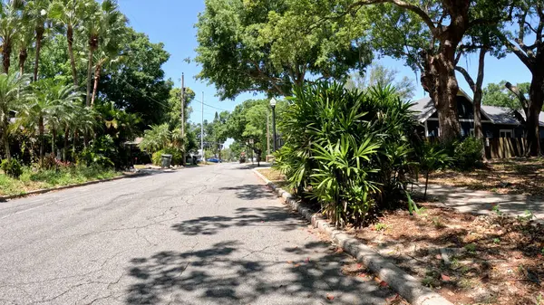 Lakeland, Fla USA - 04: 17: Florida Mahallesi Eski Ev ve Güzel Mavi Gökyüzü