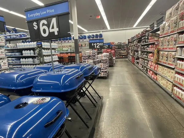 Lakeland, Fla USA - 03 16: 24: Grills Walmart ve Bahçe Merkezi 'nde sergileniyor