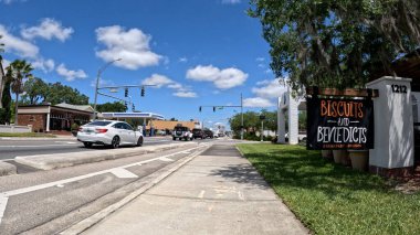 Lakeland, Fla USA - 04: 29 24: Mavi gökyüzü kabarık beyaz bulutlar kaldırım ve trafik