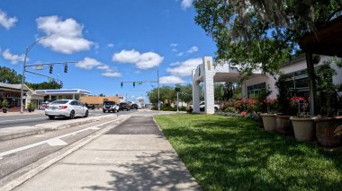 Lakeland, Fla USA - 04: 29 24: Mavi gökyüzü kabarık beyaz bulutlu kaldırım