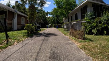 Lakeland, Fla USA - 04: 24: dar asfalt yol Florida 'da güzel klasik evler eskrim zinciri