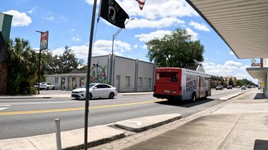 Lakeland, Fla USA - 04 29 24: Geçen bir otobüs uzaklaşıyor