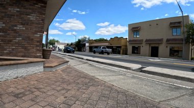 Lakeland, Fla USA - 04: 29 Florida Caddesi 24: 24 Kabarık beyaz bulutlu klasik binalar tuğla kaldırımlar