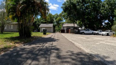 Lakeland, Fla USA - 04: 29 24: POV Florida 'da dar sokaktaki klasik evlere gidiyor