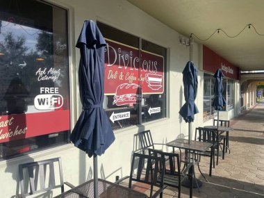 Lakeland, Fla USA - 04: 20 24: Şeytani kahve dükkanı dış koltuklar ve şehir merkezindeki lakaland florida masaları