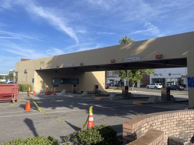 Lakeland, Fla USA - 04: 20 24: İnşaat sürüşü altındaki banka veznedar yolları boyunca