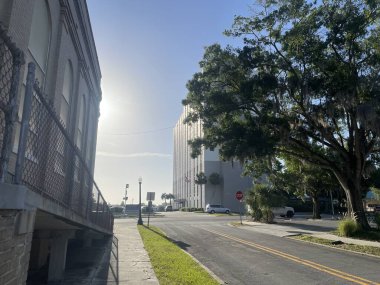 Lakeland, Fla USA - 04: 20 24: Florida şehir merkezindeki binaların arkasında güneş parıldıyor