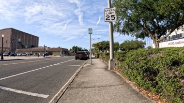 Lakeland, Fla USA - 04 20 24: Lakeland şehir merkezi Florida 25 mil hız sınırı tabelası
