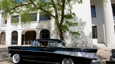 Augusta, Ga USA - 03: 27: Şehir merkezi Augusta Georgia pan vintage binalar ve 50 'lerin arabası siyah