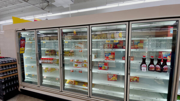 Grovetown, Ga USA - 10 30 2021: Продуктовый магазин Food Lion, отдел поставок замороженных продуктов