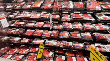 Grovetown, Ga USA - 02 22 2022: Gıda Aslanı marketi Et çeşitliliğindeki biftekler ve etler