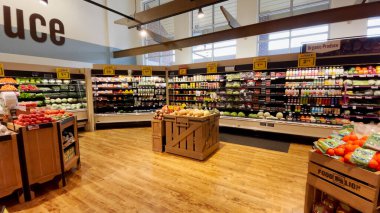 Grovetown, Ga USA - 02 22 2022: Gıda Aslanı marketi, departman fiyat tabelaları ve düzenli ve temiz ürünler üretiyor