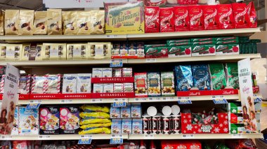 Grovetown, Ga USA - 11 05 2021: Yiyecek Aslanı Marketi 2021 Noel şekeri ve çorap doldurma vitrini