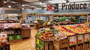 Grovetown, Ga USA - 11 05 2021: Gıda Aslanı marketi 2021 bayram geniş tavası tam ve temiz üretim