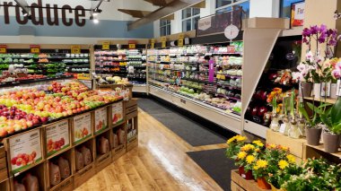 Grovetown, Ga USA - 11 05 2021: Gıda Aslanı marketi 2021 bayram geniş tavası tam ve temiz üretim
