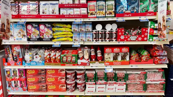 Grovetown, Ga USA - 11 05 2021: Yiyecek Aslanı Marketi 2021 Noel şekeri ve çorap doldurma vitrini