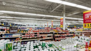 Grovetown, Ga USA - 03 16 2022: Marketin üst raflarında Gıda Aslanı market tavası