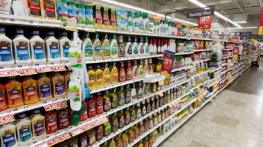 Grovetown, Ga USA - 03 16 2022: Food Lion market tava salatası sosu bölümü ve baharatlar tam ve düzenli