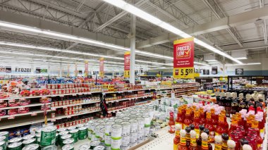 Grovetown, Ga USA - 03 16 2022: Marketin üst raflarında Gıda Aslanı market tavası