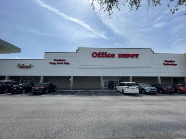 Lakeland Fla, ABD - 05: 18 24: Perakende AVM Florida ave Office depo dış araçları park