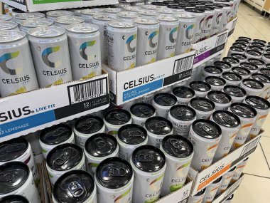 Lakeland Fla, ABD - 05: 18 24: 7 11 mağaza iç Celsius enerji içeceği çeşitliliği