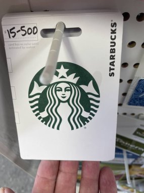 Lakeland Fla, ABD - 05: 18 24: Starbucks perakende mağazasında hediye kartı rafı