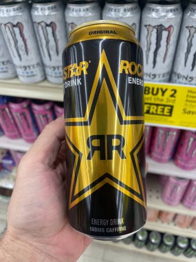 Lakeland Fla, ABD - 05: 19 24: Harveys market içi Rockstar enerji içeceği siyah ve altın