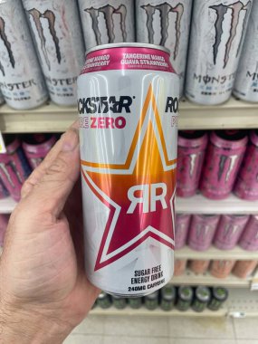 Lakeland Fla, ABD - 05: 19 24: Harveys market içi Rockstar enerji içeceği elde