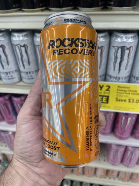 Lakeland Fla, ABD - 05: 19 24: Harveys market içi Rockstar enerji içeceği kurtarma