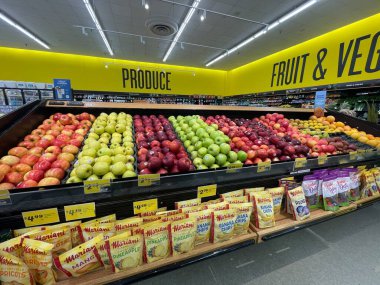 Lakeland Fla, ABD - 05: 19 24: Harveys iç elma sergisi çeşitliliği ve fiyatları