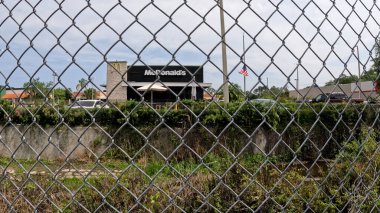 Lakeland Fla, ABD - 05: 19 POV pan McDonalds zincirli tel örgülerden geçiyor