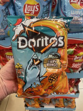Lakeland, Fla USA - 06 02 24: New Shark Doritos cips küçük çanta 711 bakkal