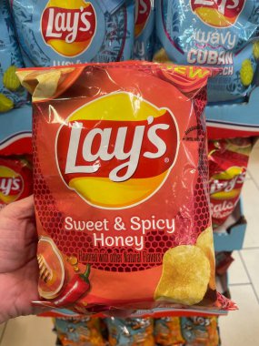 Lakeland, Fla USA - 06 02 24: New Lays cipsi Tatlı Baharatlı Honey 711 market
