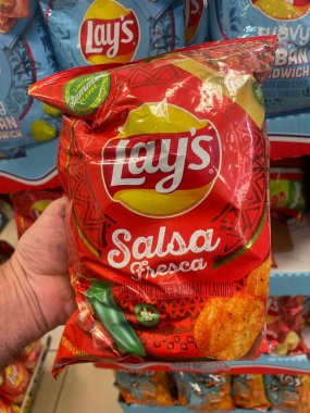 Lakeland, Fla USA - 06 02 24: New Lays cipsleri Salas 711 bakkal