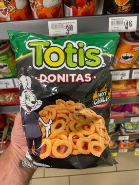 Lakeland, Fla USA - 06 02 24: Totis Donitas çipleri küçük çanta tutuyor