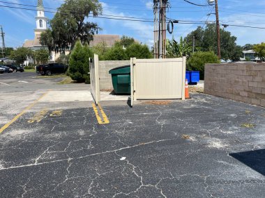 Lakeland, Fla USA - 06 02 24: Çöp konteynırı mağazanın arkasında