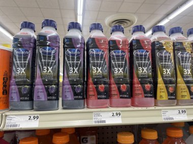 Lakeland, Fla USA - 05: 27 24: Harvey 's Market İçi Yeni Pedialyte Spor İçeceği