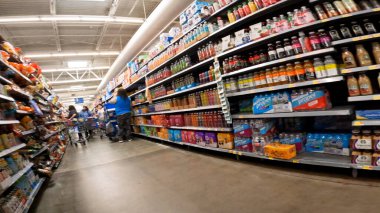 Augusta, Ga USA - 11 26 22: Walmart süper merkez iç spor içeceği bölümü