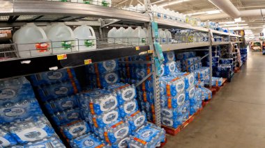 Augusta, Ga USA - 11 26 22: Walmart süper merkez su paletleri