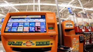 Augusta, Ga USA - 11 26 22: Walmart süper merkez Georgia Loto Makinesi