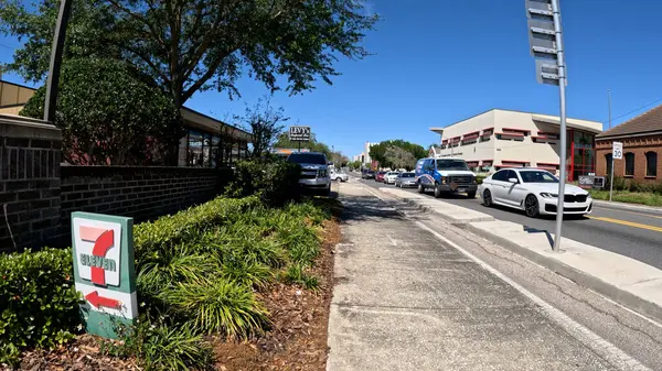 Lakeland, Fla USA - 03: 20 Florida trafiği yoğun mavi gökyüzü