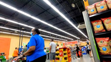 Lilburn, Ga USA - 07: 20 - Walmart 2020 Covid iç mekan çalışanları yüz maskesi takıyor