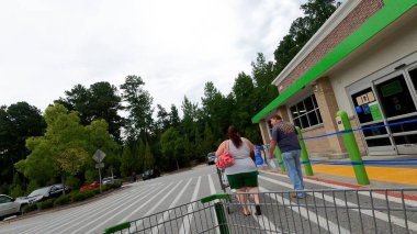 Lilburn, Ga USA - 07: 20 - Walmart 2020 Covid dış görünüşlü insanlar yüz maskesi takıyor