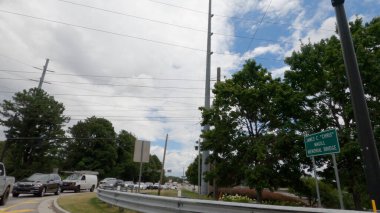 Norcross, Ga USA - 07: 29 20: Jimmy Carter BLVD trafiği Rampa James C Chris köprüsü