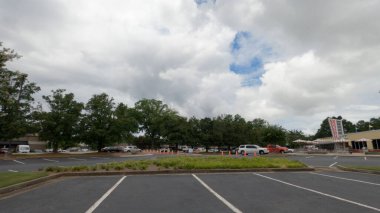 Norcross, Ga USA - 07: 29: 20: Jimmy Carter Otoparktan BLVD trafik görüntüsü