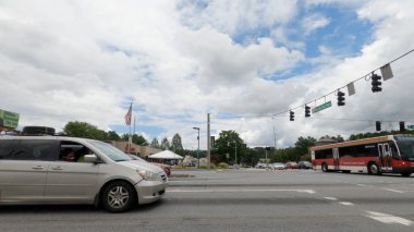 Norcross, Ga USA - 07: 29: 20: Jimmy Carter BLVD trafik bulutlu gün arabaları ışıkta durdu