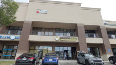 Atlanta, Ga USA - 07: 29: 20: Etnik perakende alışveriş merkezi Bulutlu gündüz arabaları girişte park etmiş insanlar