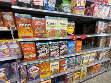 Lakeland, Fla USA - 10 29 29: Walmart Super Center Çeşitli mısır gevreği markaları ve fiyatları