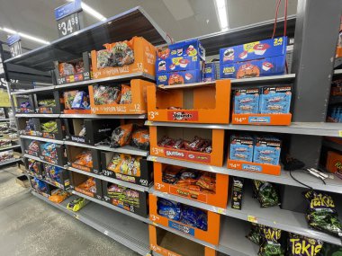Lakeland, Fla USA - 10 29 29: Walmart süper merkezi Cadılar Bayramı 2024